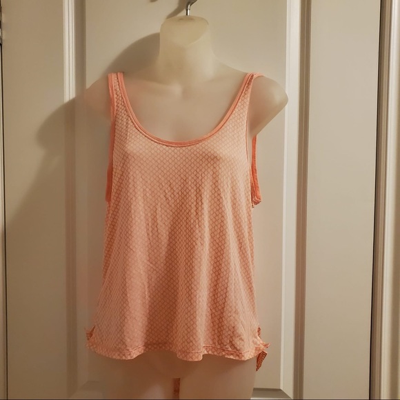 Lululemon peach coloured tank, longer in the back - Picture 1 of 5